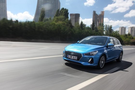Yeni Nesil i30, Hyundai’nin yeni tasarım dilini hassas çizgileri, rafine edilmiş zengin hatları ve zamana karşı koyan görüntüsüyle vurgulayarak rakiplerinden ayrılıyor.